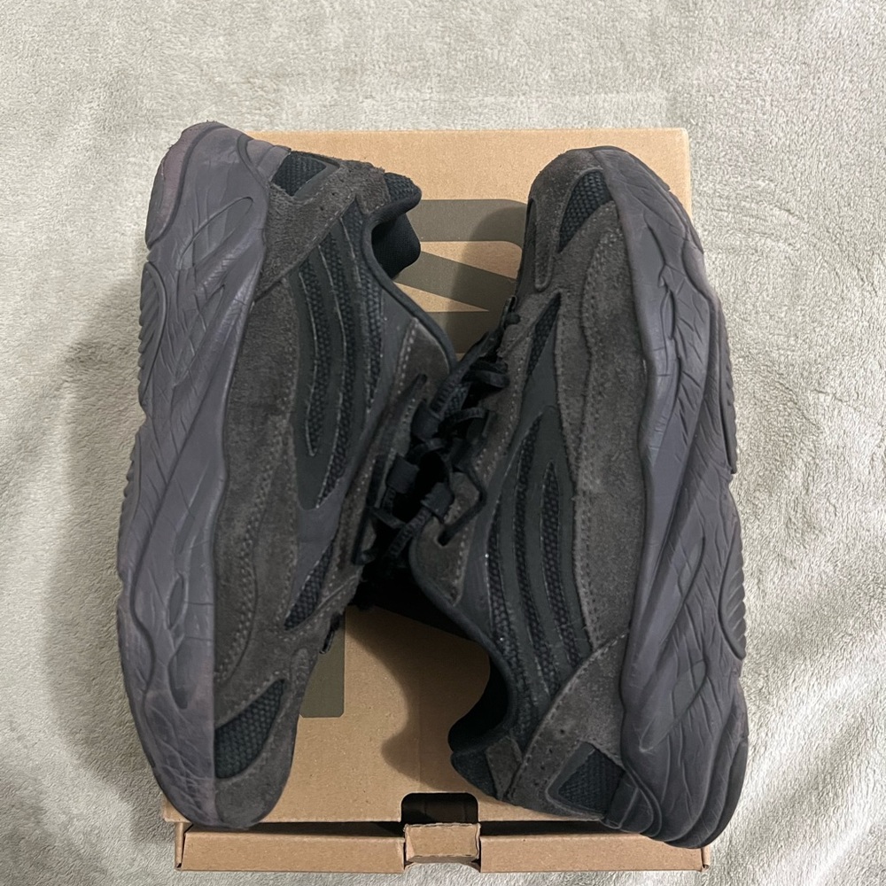Yeezy Boost 700 V2 Kids Vanta - Picture 4 of 16